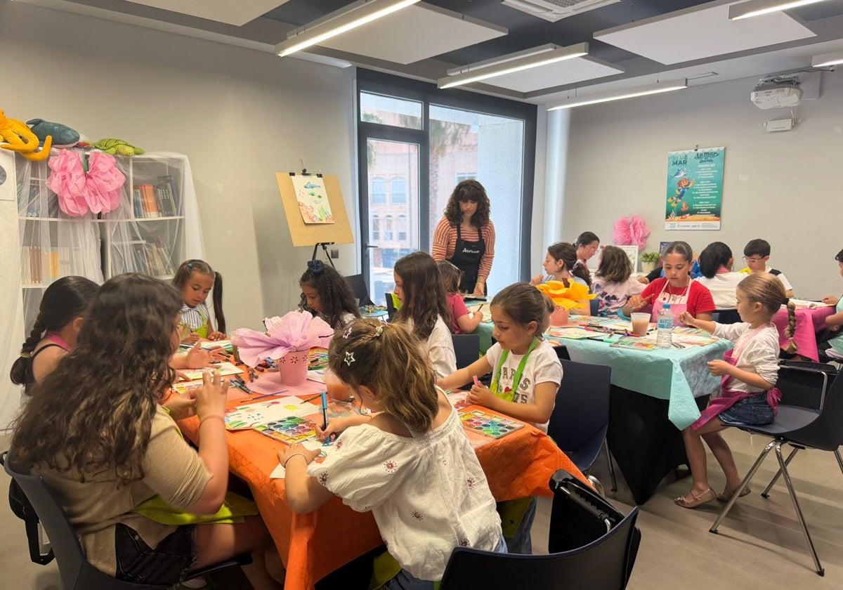 ni-os-de-roquetas-pintan-paisajes-submarinos-imaginarios-en-un-taller